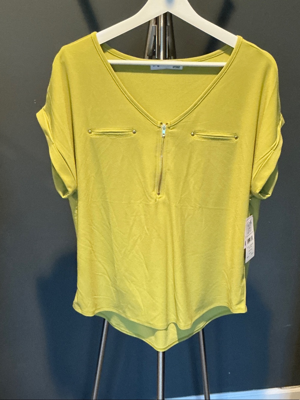 89th & Madison Lime Green V-Neck Zip Front Short Sleeve Top